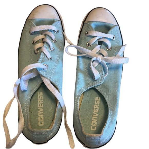 Used like new converse women’s shoes - Picture 1 of 3